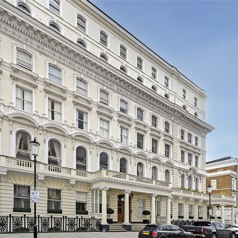 3 bedroom flat in South Kensington - Photo 1