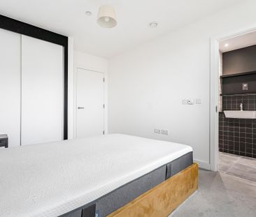 Poplar High Street - Photo 3