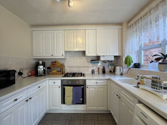 Lyon Close, Crawley, Maidenbower - Photo 1