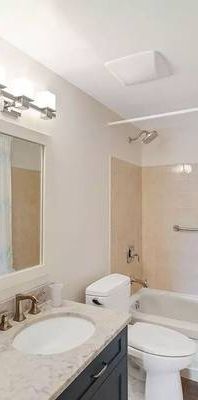 Best location in Victoria! 2 bed 2 bath condo in Fairfield. - Photo 1