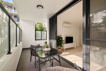 Modern villa-style apartment with lush garden views - Photo 2