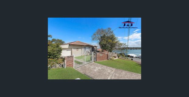 Charming 3 Bedroom house for rent with stunning lake views - Photo 1