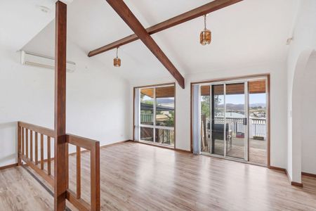 Lovely Three Bedroom Home - Photo 2