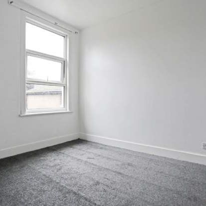 2 bedroom property to rent in London - Photo 1