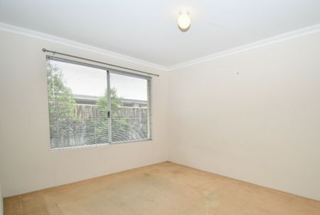 Spacious 4x2 Family Home - Prime Location! - Photo 3