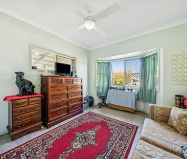 SPACIOUIS THREE BEDROOM HOME IN GREAT LOCATION - WALK TO EVERYTHING! - Photo 5