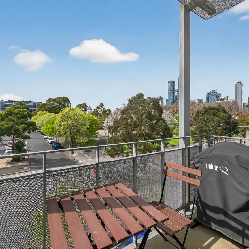 Stylish Top-Floor Apartment – Prime Location! - Photo 1