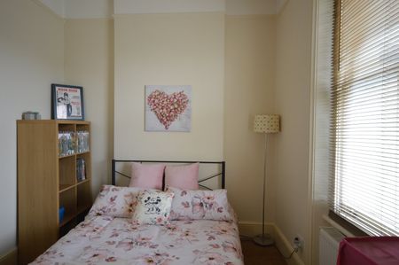 Flat to rent - Lennard Road, Croydon, CR0 - Photo 2