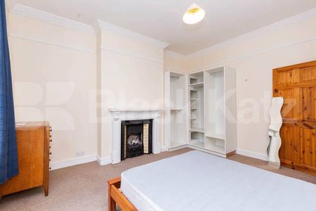 3 bedroom property located close Finsbury Park with a roof terrace - Photo 5