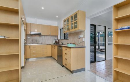 LARGE FAMILY HOME IN SOUGHT AFTER LOCATION! - Photo 5