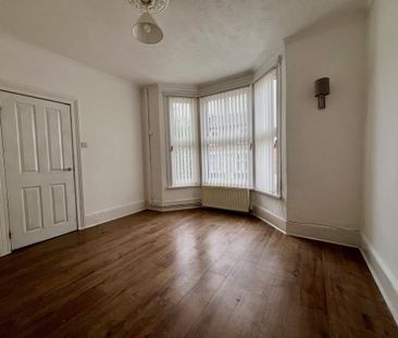 4 bedroom semi-detached house to rent - Photo 2