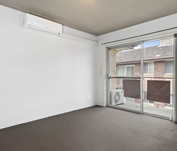 One bedroom unit close to all your needs! - Photo 2