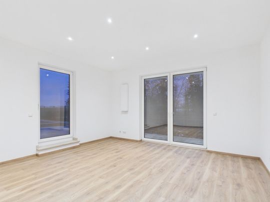 Familienidylle vor den Toren Münchens: Neuwertige Haushälfte mit viel Platz und großem Garten - Foto 1