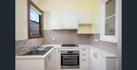 Classic two bedroom in the heart of Crows Nest - Photo 2