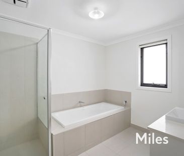 21 Distinction Avenue, Craigieburn - Photo 4