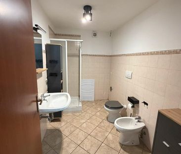 Appartamento arredato con giardino e posto auto - Photo 5