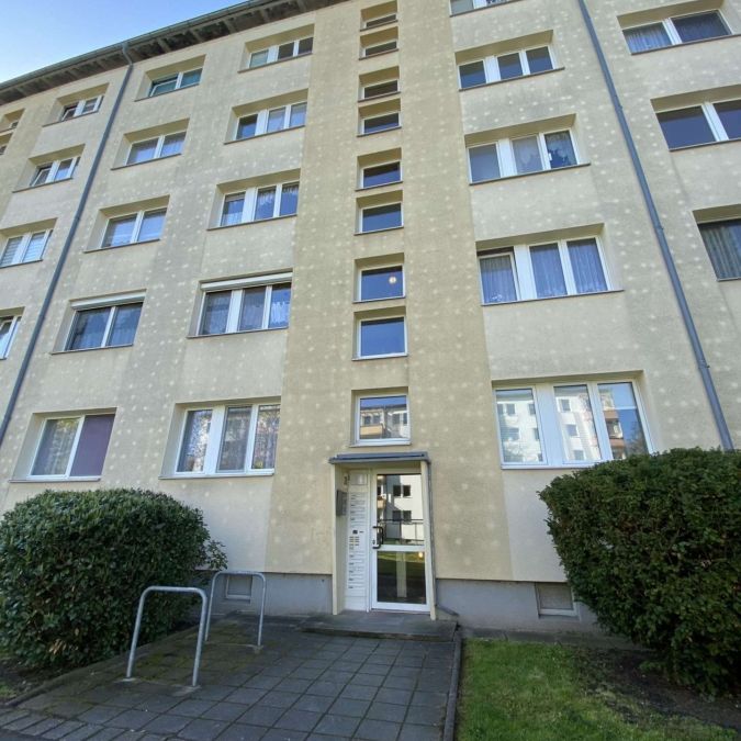 **Helle 2-RWG im EG – Balkon – Tageslichtbad mit Dusche **WE 32** - Foto 1