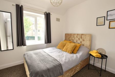 4 bedroom semi-detached house to rent - Photo 2