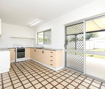 Freshly Painted - Tiled & AirConditioned - Large Patio - Garage - Photo 1