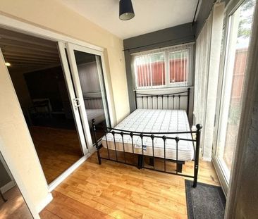 Waltham Close, Nottingham, NG2 - Photo 2