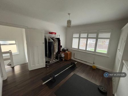 3 bedroom semi-detached house to rent - Photo 5