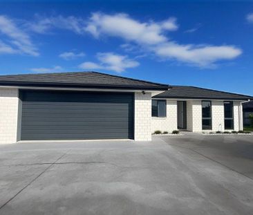 Modern, near new four bedroom - Photo 2