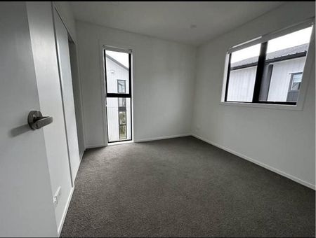 New built town house with parking - Photo 4