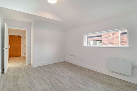 Spacious two bedroom apartment with parking - Photo 3