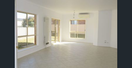 FRESH AND BRIGHT SPACIOUS 3 BEDROOM HOME! - Photo 4