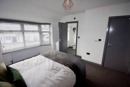 1 bedroom in a house share to rent - Photo 2