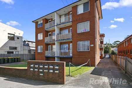 2 bedroom Unit with Lock up garage - Photo 4
