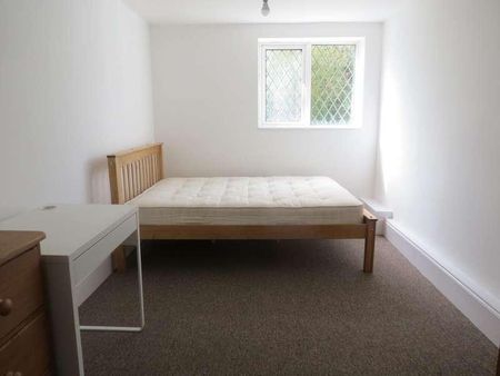 Bedroom Detached House In Charminster, BH8 - Photo 2