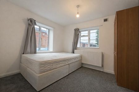 Furnished Double Room To Let - HP11 - Photo 3