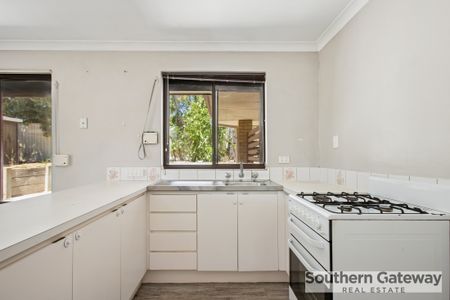 COSY FAMILY HOME IN CONVENIENT LOCATION - Photo 4