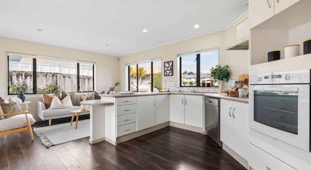 Spacious 5-bedroom home in West Harbour - freshly updated! - Photo 4