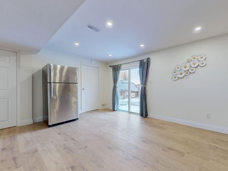 For Lease - 47 Lowe Boulevard, Newmarket, Ontario - Photo 4