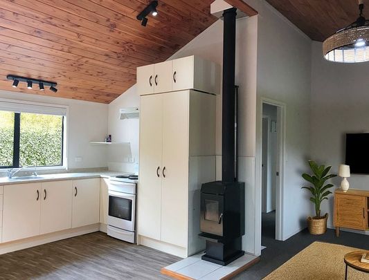 Private, Pet Friendly 2Brm Cottage with fireplace - Photo 1