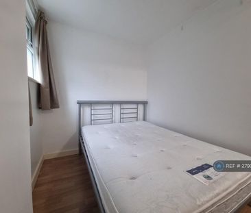1 bedroom in a flat share to rent - Photo 1