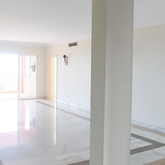 2 bedroom luxury Flat for rent in Benahavís, Spain - Photo 1
