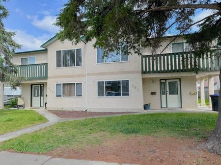 Central – 3 bed, 2 bath top floor unit in four-plex - Photo 2