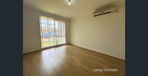 Freshly updated three-bedroom villa - Photo 1