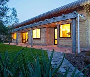 Elegant 2 bedroom semi furnished home - Photo 3