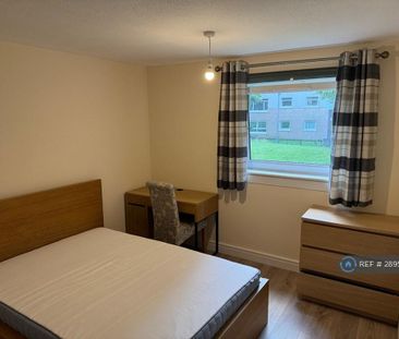 3 bedroom flat to rent - Photo 4