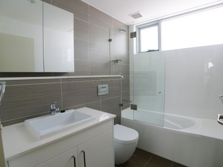 Modern 2 Bedroom Apartment in Convenient Location - Photo 4