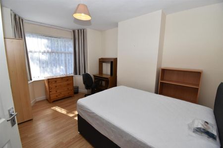 3 bedroom flat to rent - Photo 3