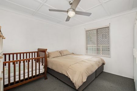 Single level 3 bedroom home with fully secured yard - Photo 3