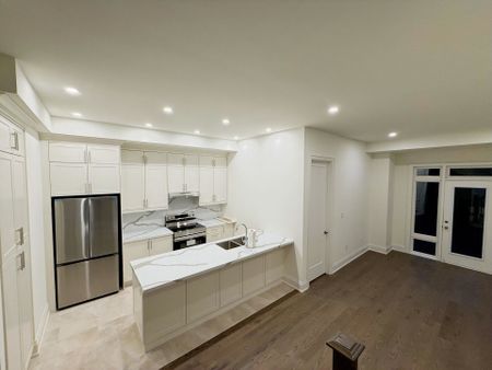 For Lease - 3301 Azam Way, Oakville, Ontario - Photo 3