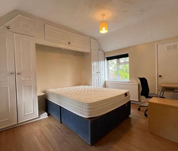 4 bedroom semi-detached house to rent - Photo 3