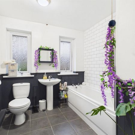 1 bedroom in a house share to rent - Photo 4