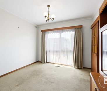 CLASSIC COMFORT & CHARM IN PRESTIGIOUS BROWNS PARADE - Photo 3